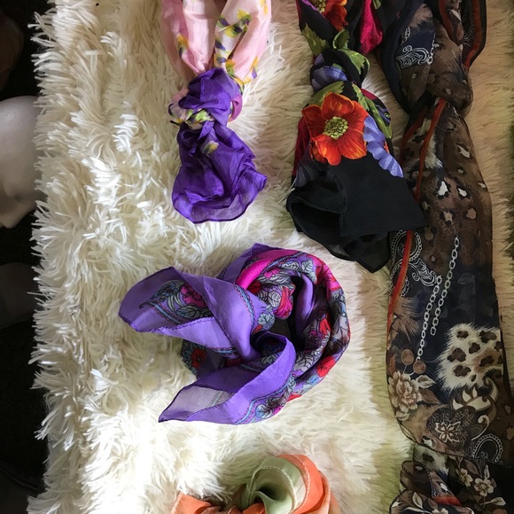 A bundle of 10 beautiful scarves! - Picture 7 of 8